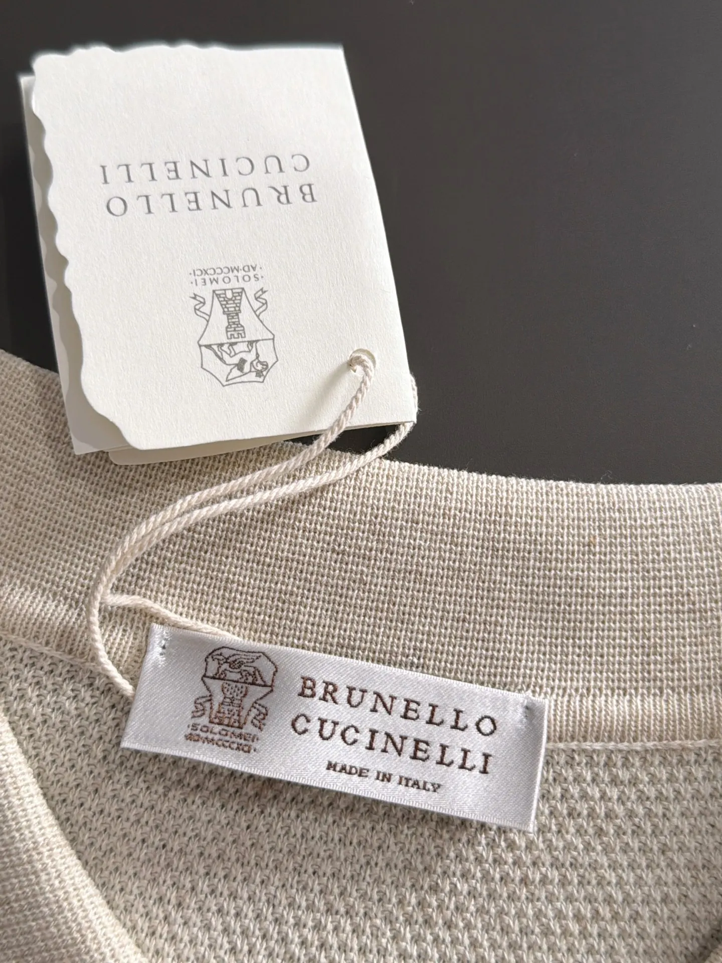 Next day shipment BC high quality-Brunello Cucineli 26ss New Arrival men's short-sleeved T-shirt. Like LP, it belongs to the same old-money style top brand. New Arrival is a top-notch brand. New Arrival Original men's casual short-sleeved. Made of combed cotton yarn knitted cotton-like fabric. Exclusive Premium custom-controlled raw materials. It feels substantial when weighed. The upper body is also more textured than ordinary T-shirts. Fashionable Versatile Hot Sale, skin-friendly and comfortable to wear, premium boutique, exquisite workmanship from Factory, great upper body, essential item for men, complete with three standards Sizes M-3XL